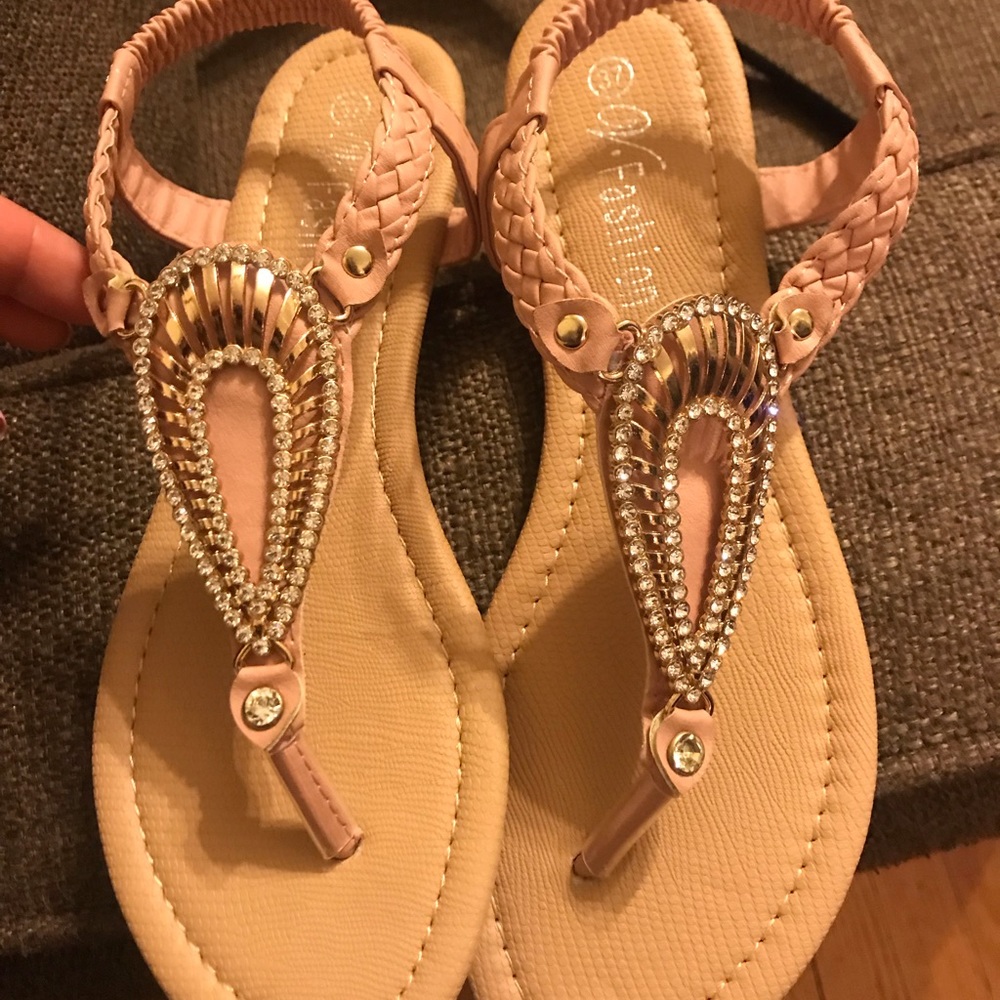 💕Pale Pink Sandals w/ Rose Gold & Jewel Design